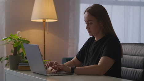 Junge-Frau-Arbeitet-Mit-Laptop-Und-Verspürt-Plötzliche-Kopfschmerzen-Während-Der-Arbeit-Müdigkeit-Und-Überarbeitung-Von-Büroangestellten-Und-Freiberuflern-Mittleres-Porträt